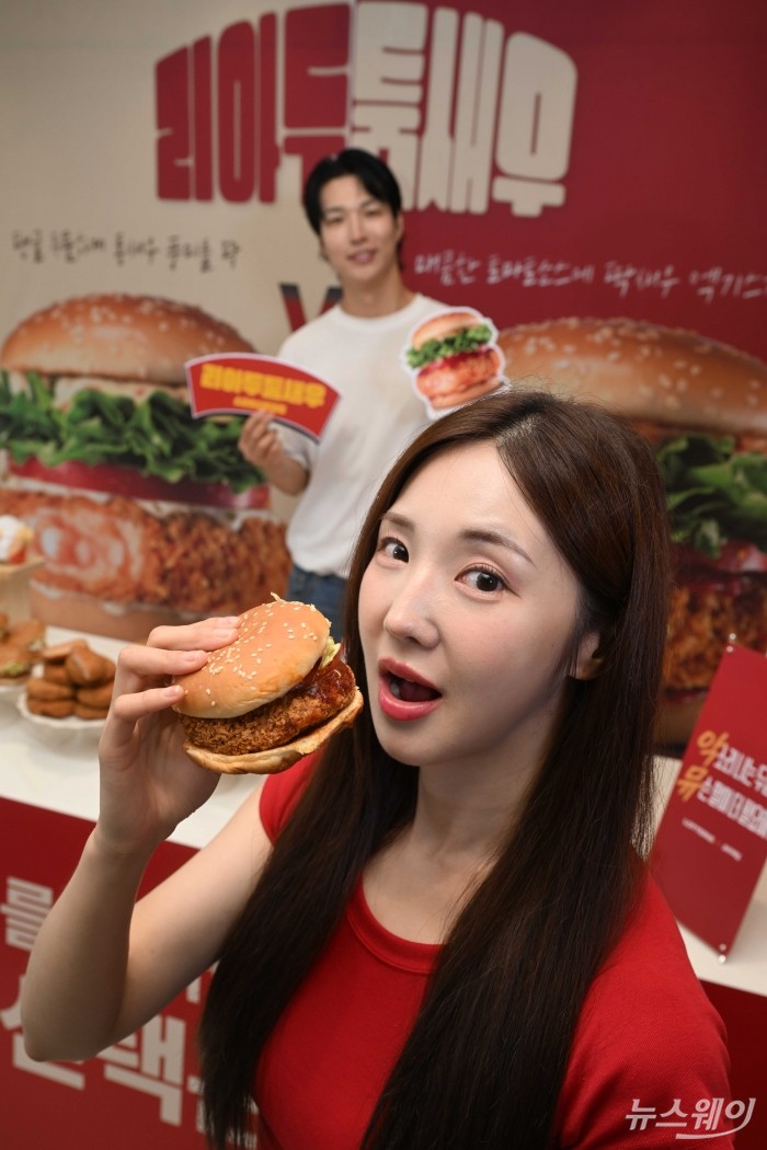 롯데리아가 16일 오전 서울 서대문구 롯데리아 서대문역점에서 탱글하고 두툼한 새우 패티를 담은 신메뉴 2종 '리아 두툼새우'와 '리아 두툼새우 스파이시토마토'를 선보이고 있다. 사진=강민석 기자