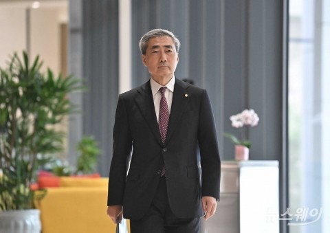 '금융통화위원회 통화정책방향' 간담회 향하는 신현송 한은 총재