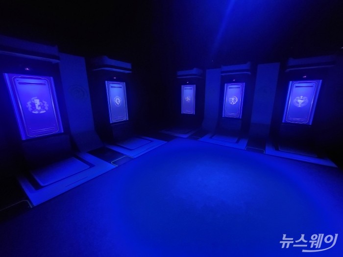 호요버스 코리아가 서울 잠실 롯데월드 이머시브 플랫폼 딥에 마련한 '붕괴: 스타레일-별 사이를 걷는 회고록' 전시장 헤르타 전시실 모습. 사진=이재성 기자