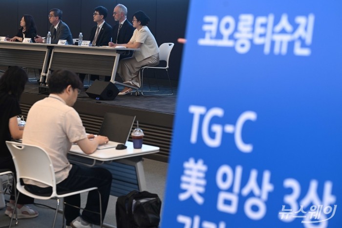 (왼쪽 첫 번째부터 네 번째까지)김정인 코오롱티슈진 CFO, 노문종-전승호 공동 대표이사, 앤디 웨이먼 최고의학책임자가 21일 오전 서울 강서구 코오롱 One&Only타워에서 열린 '美 FDA 임상 3상 Topline' 결과 발표기자간담회에서 취재진의 질문을 경청하고 있다. 사진=강민석 기자