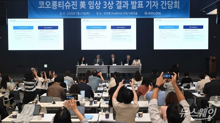 (왼쪽 첫 번째부터 네 번째까지)김정인 코오롱티슈진 CFO, 노문종-전승호 공동 대표이사, 앤디 웨이먼 최고의학책임자가 21일 오전 서울 강서구 코오롱 One&Only타워에서 열린 '美 FDA 임상 3상 Topline' 결과 발표기자간담회에서 취재진의 질문을 경청하고 있다. 사진=강민석 기자