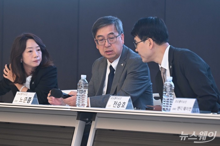 (왼쪽 첫 번째부터 세 번째까지)김정인 코오롱티슈진 CFO, 노문종-전승호 공동 대표이사가 21일 오전 서울 강서구 코오롱 One&Only타워에서 열린 '美 FDA 임상 3상 Topline' 결과 발표기자간담회에서 취재진의 질문을 경청 중 대화를 하고 있다. 사진=강민석 기자
