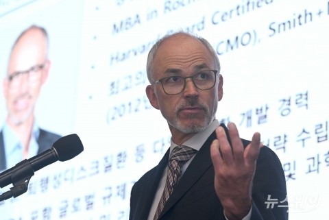 발표 맡은 앤디 웨이먼 코오롱티슈진 최고의학책임자