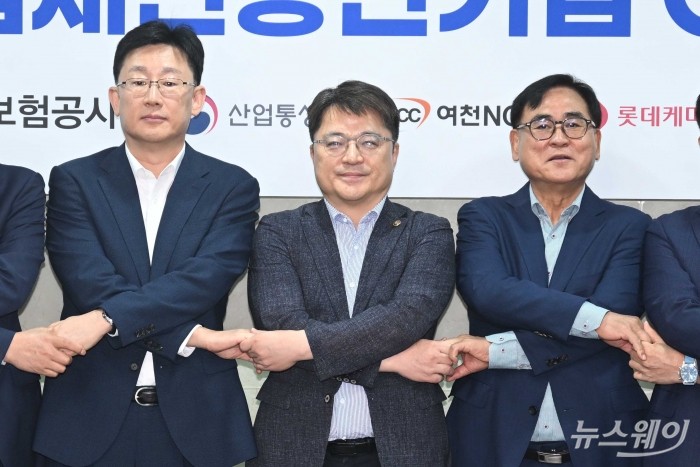 (중앙)문신학 산업통상부 차관을 비롯한 참석자들이 22일 오전 서울 종로구 무역보험공사에서 열린 여수 1호 프로젝트 기업 간담회에서 손을 잡고 기념촬영을 하고 있다. 사진=강민석 기자