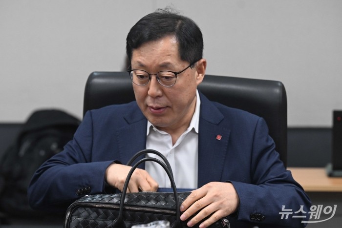 이영준 롯데케미칼 사장이 22일 오전 서울 종로구 무역보험공사에서 열린 여수 1호 프로젝트 기업 간담회에 참석해 자리하고 있다. 사진=강민석 기자