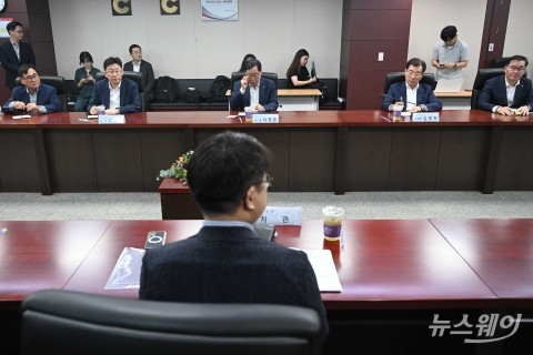 모두발언 경청하는 김길수·김명헌·이영준·김종현·남정운
