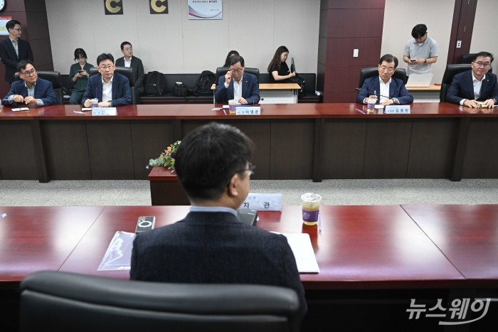 모두발언 경청하는 김길수·김명헌·이영준·김종현·남정운