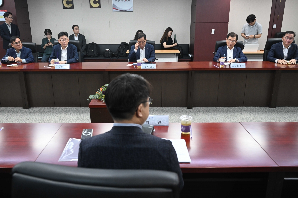 모두발언 경청하는 김길수·김명헌·이영준·김종현·남정운[한 컷] - 뉴스 썸네일 이미지