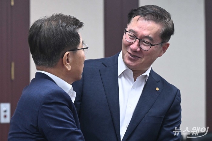(오른쪽)남정운 한화솔루션 사장과 김종현 DL케미칼 부회장이 여수 1호 프로젝트 기업 간담회에서 대화하고 있다. 사진=강민석 기자