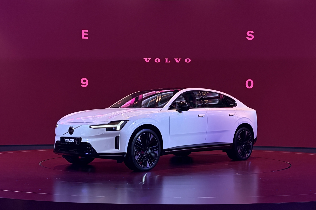 SUV 대세 속 세단 꺼낸 볼보…ES90로 전동화 투트랙 완성