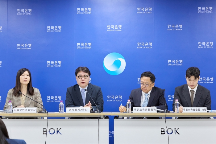 23일 오전 서울 중구 한국은행에서 열린 2026년 2/4분기 실질 국내총생산(속보) 설명회. 사진 왼쪽부터 이현영 지출국민소득팀장, 이동원 경제통계2국장, 서정석 국민소득총괄팀장, 김건 국민소득총괄팀 과장 사진=한국은행