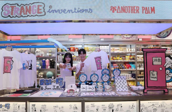 서울 반포동 신세계백화점 강남점 내 리테일 스토어 '어나더 팜'에서 모델들이 도라에몽 캐릭터 상품을 들고 포즈를 취하고 있다. 사진=신세계백화점