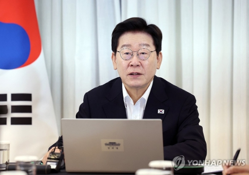 브라질을 국빈 방문 중인 이재명 대통령이 26일(현지시간) 브라질리아 한 호텔에서 화상 수석보좌관회의를 주재하고 있다. 사진=연합뉴스
