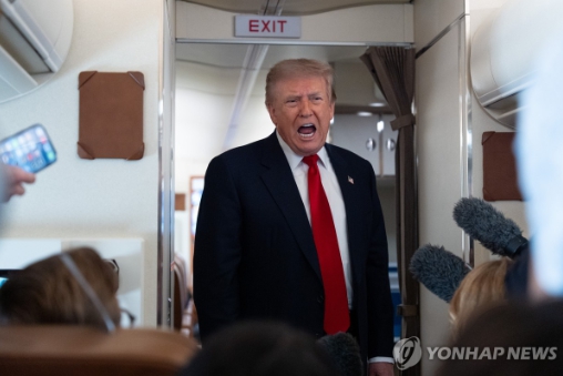 대통령전용기 안에서 취재진과 대화하는 도널드 트럼프 미국 대통령. 사진=AP/연합뉴스
