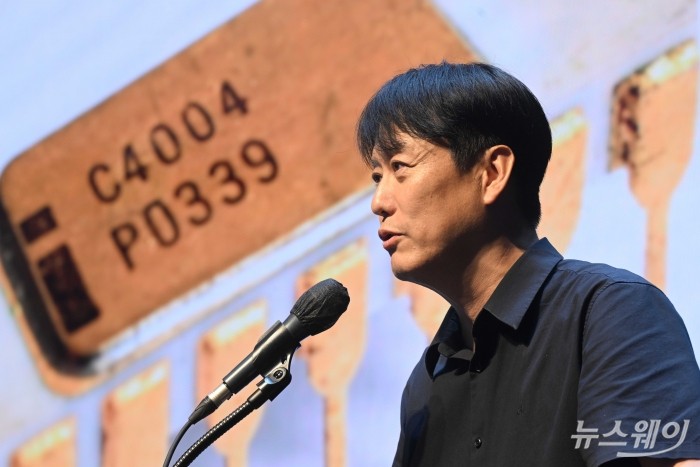 'AI 시대 반도체 변화'를 주제로 발표하는 최리노 인하대 신소재공학과 교수. 사진=강민석 기자