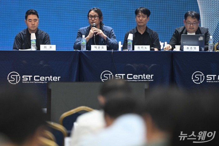 (왼쪽 두 번째)백준호 퓨리오샤AI 대표가 28일 오후 서울 강남구 한국과학기술회관에서 'AI 대전환, 기술패권과 사회의 미래'를 주제로 열린 2026 과학기자대회 좌담회에 참석해 발언하고 있다. 사진=강민석 기자