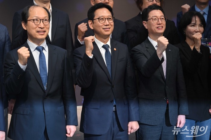 (왼쪽 두 번째)배경훈 부총리 겸 과학기술정보통신부 장관을 비롯한 참석자들이 29일 오전 서울 강남구 코엑스에서 열린 대한민국 AI 혁신인재 커넥트에서 기념촬영을 하고 있다. 사진=강민석 기자
