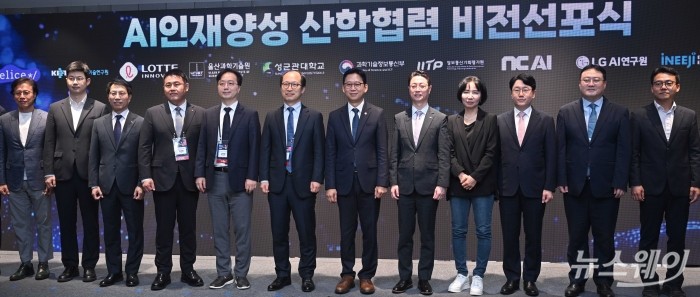 (오른쪽 여섯 번째)배경훈 부총리 겸 과학기술정보통신부 장관을 비롯한 참석자들이 29일 오전 서울 강남구 코엑스에서 열린 대한민국 AI 혁신인재 커넥트에서 기념촬영을 하고 있다. 사진=강민석 기자