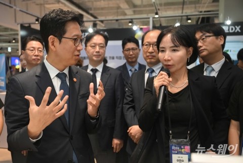 이연수 NC AI 대표 만나 설명 듣는 배경훈 부총리