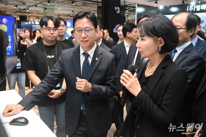 (왼쪽)배경훈 부총리 겸 과학기술정보통신부 장관이 29일 오전 서울 강남구 코엑스에서 열린 대한민국 AI 혁신인재 커넥트에 마련된 NC AI 부스를 찾아 이연수 대표의 AI 설명을 경청하고 있다. 사진=강민석 기자