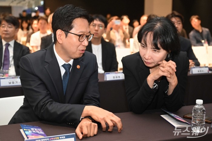 (왼쪽)배경훈 부총리 겸 과학기술정보통신부 장관과 이연수 NC AI 대표가 29일 오전 서울 강남구 코엑스에서 열린 대한민국 AI 혁신인재 커넥트에서 대화하고 있다. 사진=강민석 기자