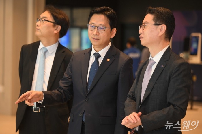 (중앙)배경훈 부총리 겸 과학기술정보통신부 장관이 AI부스를 살펴보며 관계자와 대화하고 있다. 사진=강민석 기자