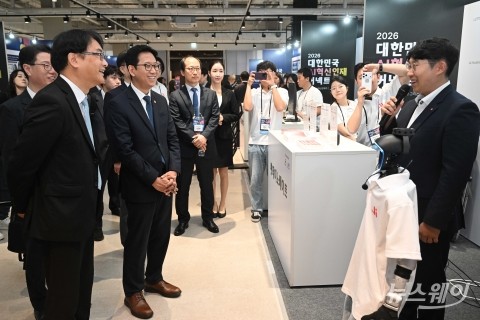 AI 로봇 바라보며 미소짓는 배경훈 부총리