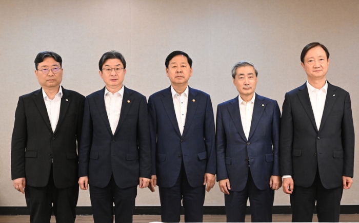 29일 서울 종로구 정부서울청사에서 열린 긴급 시장상황점검회의에서 구윤철 부총리 겸 재정경제부 장관을 비롯한 참석자들이 사진 촬영을 하고 있다. (왼쪽부터)하준경 청와대 경제성장수석, 이억원 금융위원장, 구 부총리, 신현송 한국은행 총재, 이찬진 금융감독원장. 사진=연합뉴스