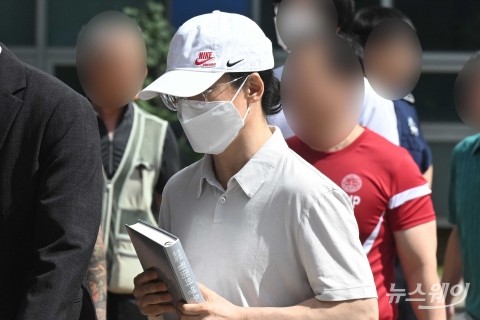 '전설로 떠나는 월가의 영웅' 챙기며 가석방 출소하는 조현범 회장