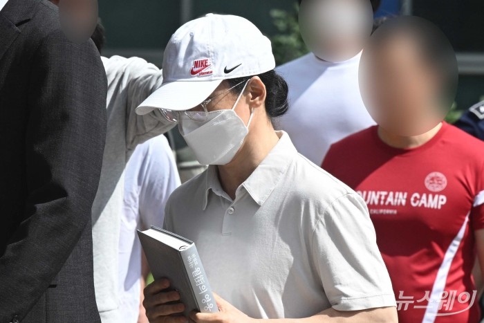 횡령·배임 등 혐의로 복역 중인 조현범 한국앤컴퍼니그룹 회장이 30일 오전 경기 화성시 화성직업훈련교도소에서 가석방으로 출소하고 있다. 사진=강민석 기자