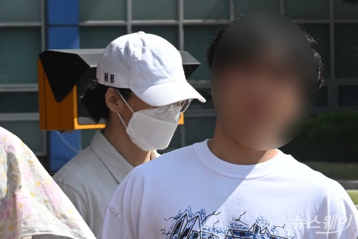 횡령·배임 등 혐의로 복역 중인 조현범 한국앤컴퍼니그룹 회장이 30일 오전 경기 화성시 화성직업훈련교도소에서 가석방으로 출소를 하고 있다. 사진=강민석 기자