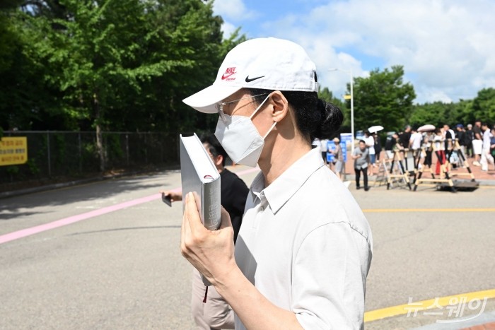 횡령·배임 등 혐의로 복역 중인 조현범 한국앤컴퍼니그룹 회장이 30일 오전 경기 화성시 화성직업훈련교도소에서 가석방으로 출소하고 있다. 사진=강민석 기자