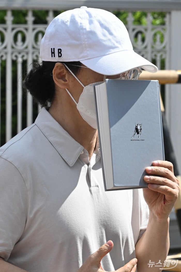 횡령·배임 등 혐의로 복역 중인 조현범 한국앤컴퍼니그룹 회장이 출소하고 있다. 사진=강민석 기자