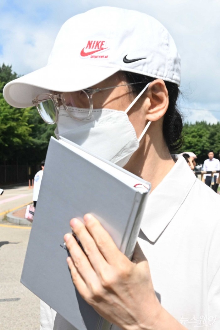 횡령·배임 등 혐의로 복역 중인 조현범 한국앤컴퍼니그룹 회장이 30일 오전 경기 화성시 화성직업훈련교도소에서 가석방으로 출소하고 있다. 사진=강민석 기자