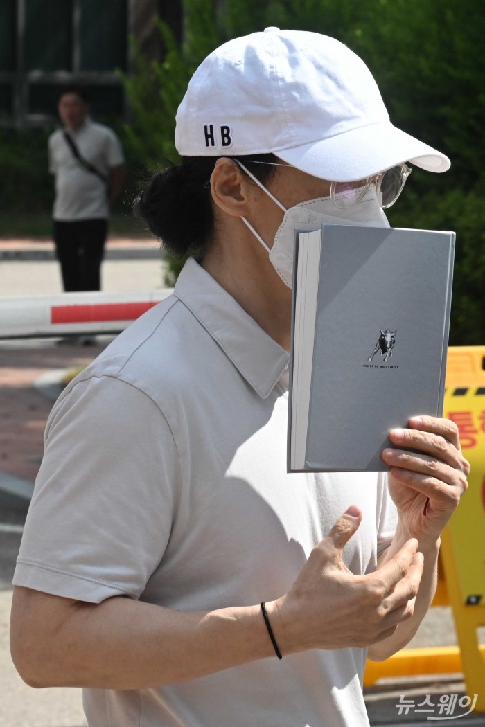 횡령·배임 등 혐의로 복역 중인 조현범 한국앤컴퍼니그룹 회장이 30일 오전 경기 화성시 화성직업훈련교도소에서 가석방으로 출소를 하고 있다. 사진=강민석 기자