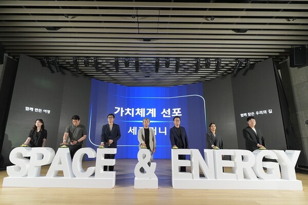 주우정(왼쪽 네 번째) 현대엔지니어링 대표이사와 임직원들이 서울 종로구 계동 본사에서 열린 가치체계 선포식에서 새로운 가치체계의 출발을 알리는 세리머니를 진행하고 있다. 사진=현대엔지니어링