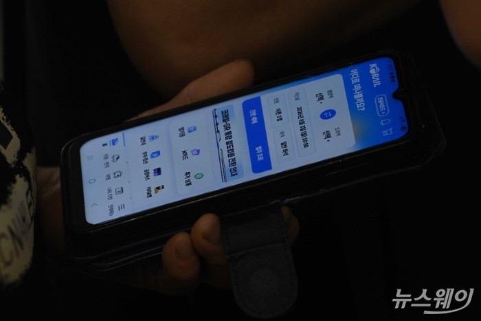 양대 고속철도인 KTX와 SRT가 코레일+ 통합 앱을 출시한 3일 오전 서울 강남구 수서역을 찾은 시민이 앱을 살펴보고 있다. 사진=강민석 기자
