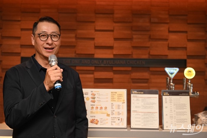 송호섭 다이닝브랜즈그룹 대표이사가 3일 오후 서울 강남구 bhc 플래그십 스토어 강남역점에서 열린 첫 플래그십 스토어 개장식에서 인사말을 하고 있다. 사진=강민석 기자