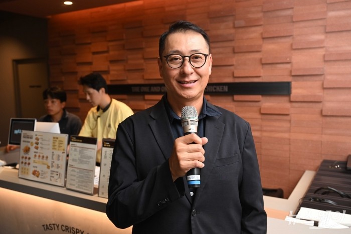송호섭 다이닝브랜즈그룹 대표이사가 3일 오후 서울 강남구 bhc 플래그십 스토어 강남역점에서 열린 첫 플래그십 스토어 개장식에서 인사말을 하고 있다. 사진=강민석 기자