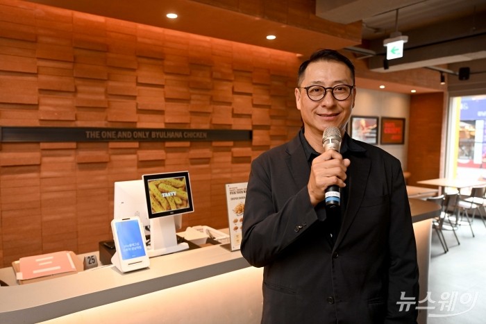 송호섭 다이닝브랜즈그룹 대표이사가 3일 오후 서울 강남구 bhc 플래그십 스토어 강남역점에서 열린 첫 플래그십 스토어 개장식에서 인사말을 하고 있다. 사진=강민석 기자