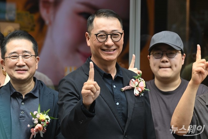 (중앙)송호섭 다이닝브랜즈그룹 대표이사를 비롯한 참석자들이 3일 오후 서울 강남구 bhc 플래그십 스토어 강남역점에서 열린 첫 플래그십 스토어 개장식에서 기념촬영을 하고 있다. 사진=강민석 기자