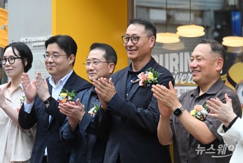 bhc 플래그십 스토어 강남역점 개장···박수치는 송호섭 대표