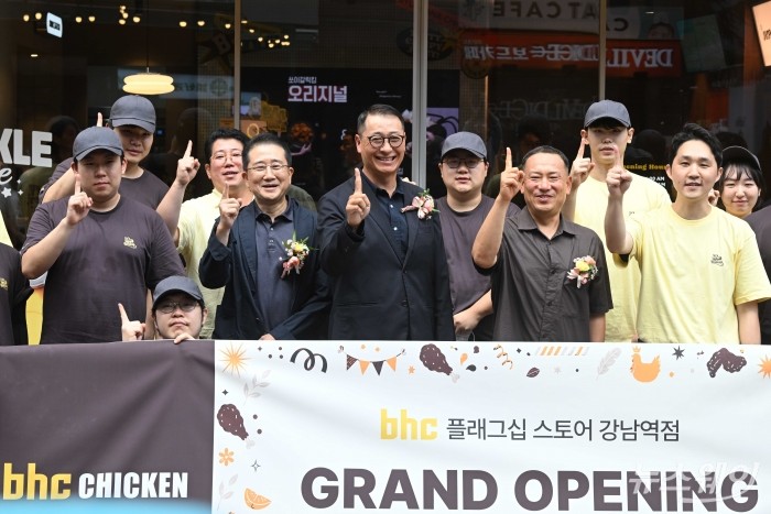 (왼쪽 세 번째)송호섭 다이닝브랜즈그룹 대표이사를 비롯한 참석자들이 3일 오후 서울 강남구 bhc 플래그십 스토어 강남역점에서 열린 첫 플래그십 스토어 개장식에서 기념촬영을 하고 있다. 사진=강민석 기자