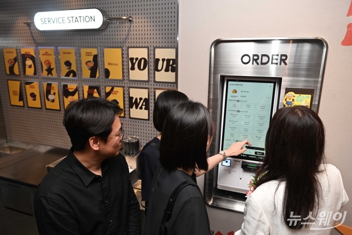 bhc의 첫 플래그십 스토어가 개장한 3일 오후, 서울 강남구 강남역점을 찾은 시민들이 주문을 하고 있다. 이번 매장은 '치맥' 중심을 벗어나 점심부터 야식까지 즐길 수 있는 체험형 공간을 표방한다. 사진=강민석 기자