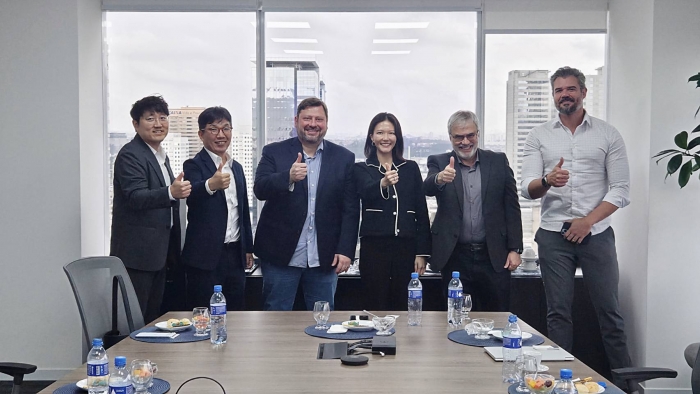 지난 7월 29일(왼쪽부터) 네이버 구동현 전략기획 부문장, 네이버클라우드 김유원 대표, (오른쪽에서 세번째) 최수연 대표이사가 스칼라 데이터 센터즈 경영진과 미팅 후 기념사진을 촬영하고 있다. 사진=네이버 제공