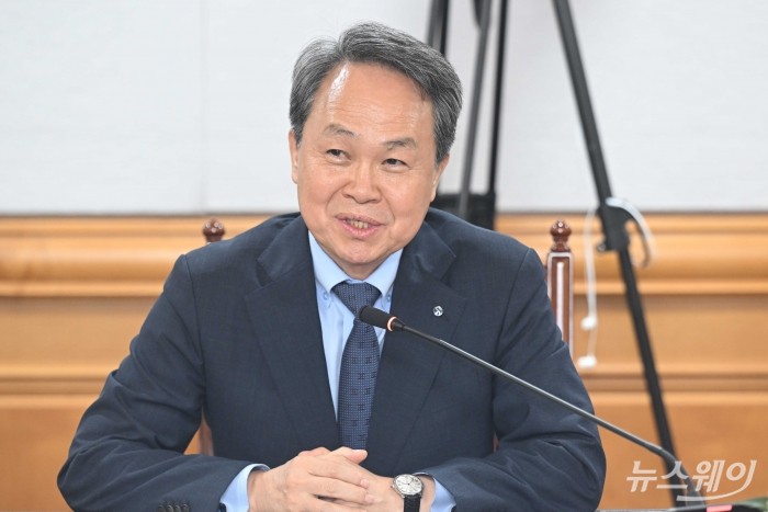 진옥동 신한금융그룹 회장이 4일 오후 서울 중구 은행회관에서 열린 '디지털 취약계층 AI 역량 강화 및 안전한 디지털 금융 이용을 위한 업무협약식'에서 인사말을 하고 있다. 사진=강민석 기자