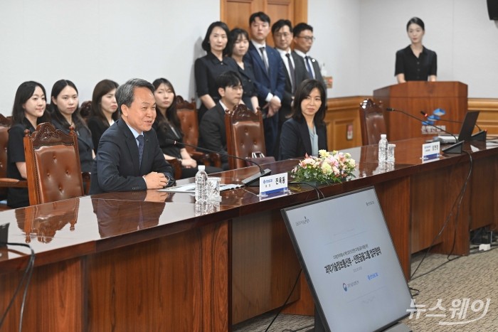진옥동 신한금융그룹 회장이 4일 오후 서울 중구 은행회관에서 열린 '디지털 취약계층 AI 역량 강화 및 안전한 디지털 금융 이용을 위한 업무협약식'에서 인사말을 하고 있다. 사진=강민석 기자