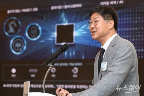발표하는 최성민 해치텍 대표