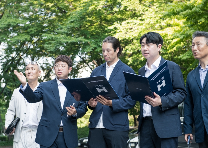 목동10단지 방문한 건축설계사 모포시스 관계자들 사진=현대건설 제공