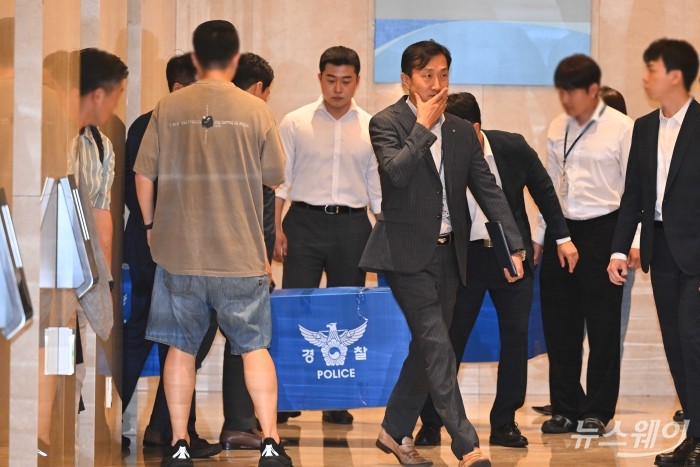 스타벅스코리아의 '탱크데이' 마케팅 논란을 수사 중인 경찰이 5일 오후 서울 강남구 스타벅스코리아 본사에서 압수수색을 마친 뒤 압수품을 들고 사옥을 나서고 있다. 사진=강민석 기자